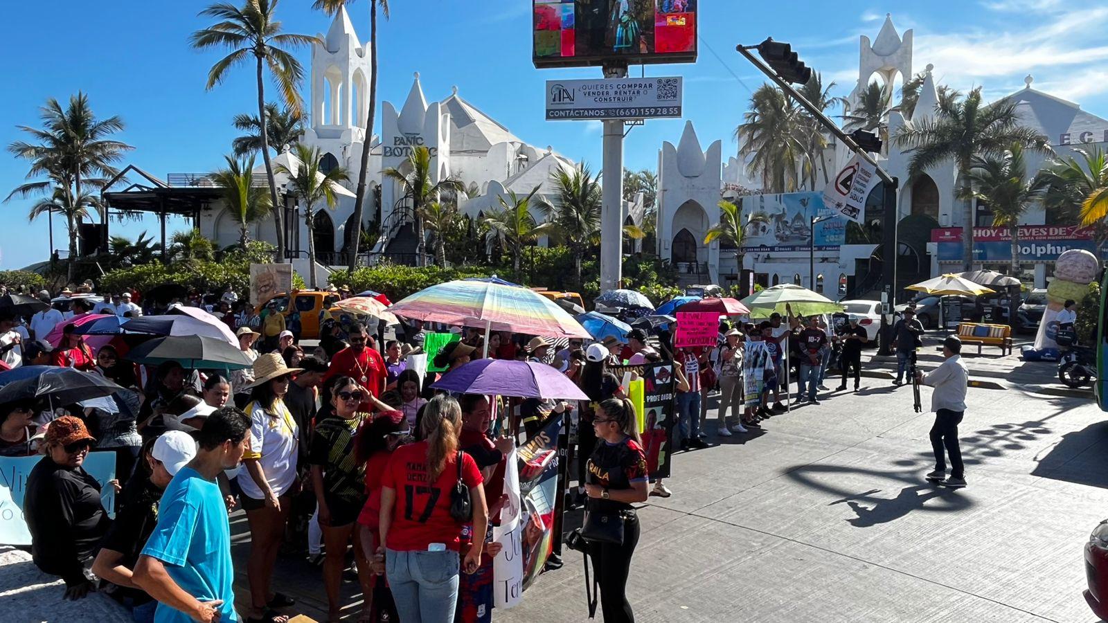 $!Familiares y alumnos bloquean vialidades en Mazatlán para exigir liberación de entrenadores
