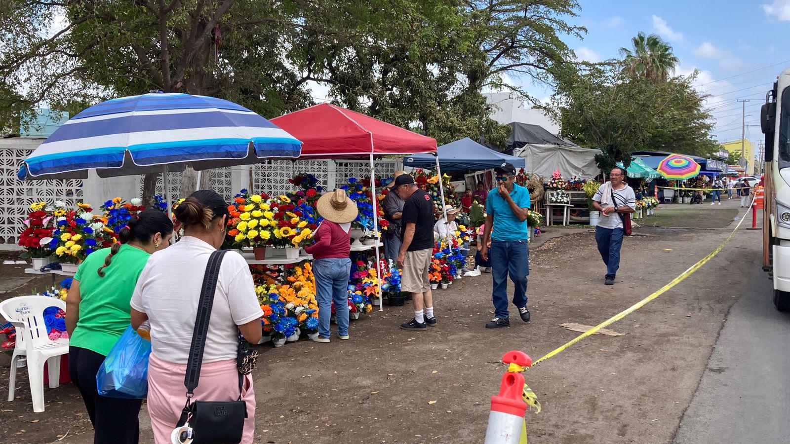 $!Familias mazatlecas acuden a los panteones para honrar a sus padres