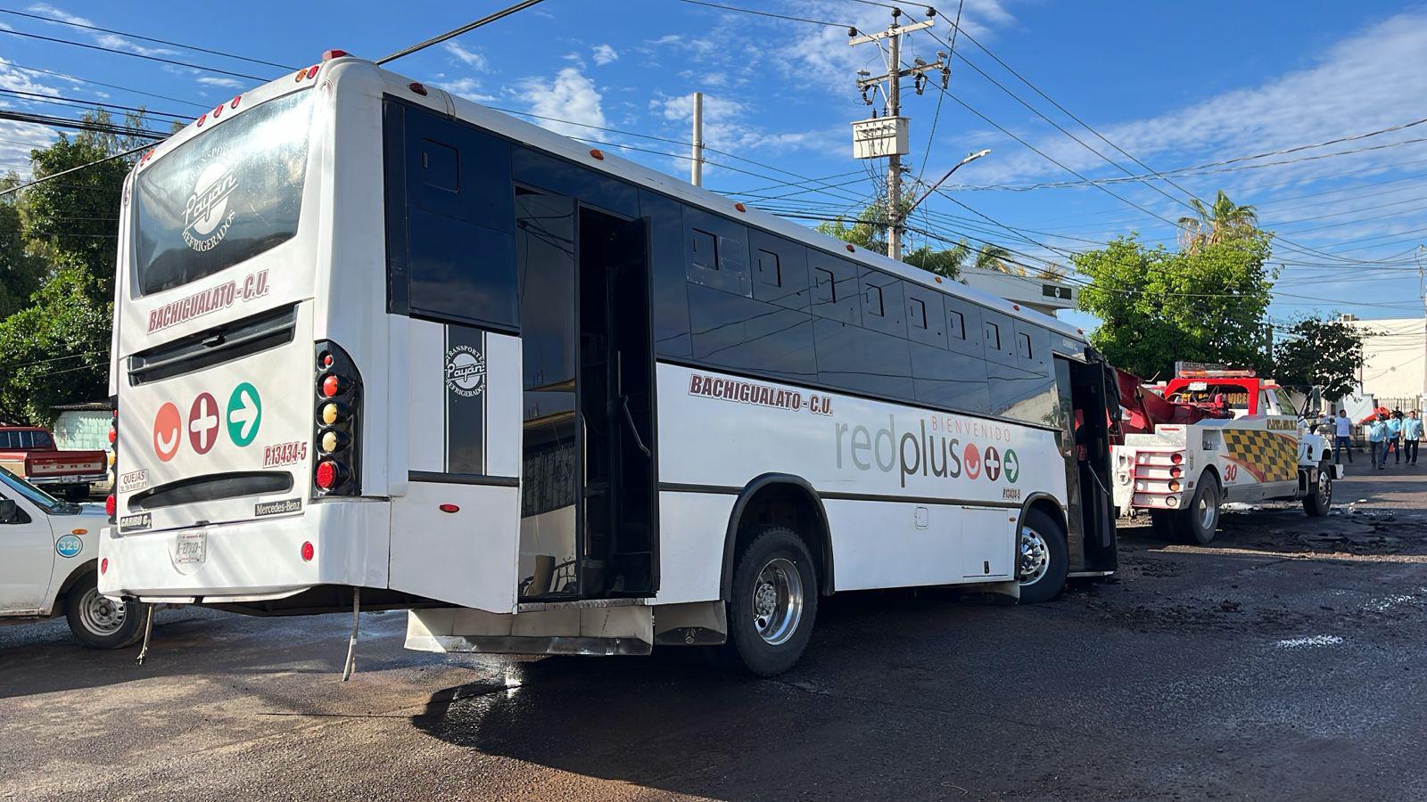 $!Camión urbano cae en socavón en la colonia Infonavit Humaya; no hubo personas lesionadas