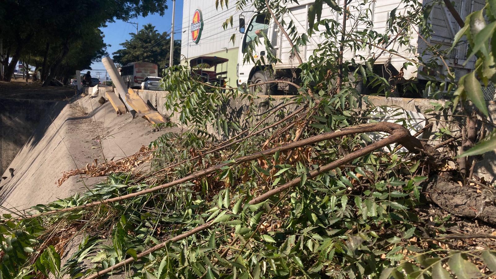 $!Canal sin protección en la Santa Rosa provoca constantes volcaduras en Mazatlán