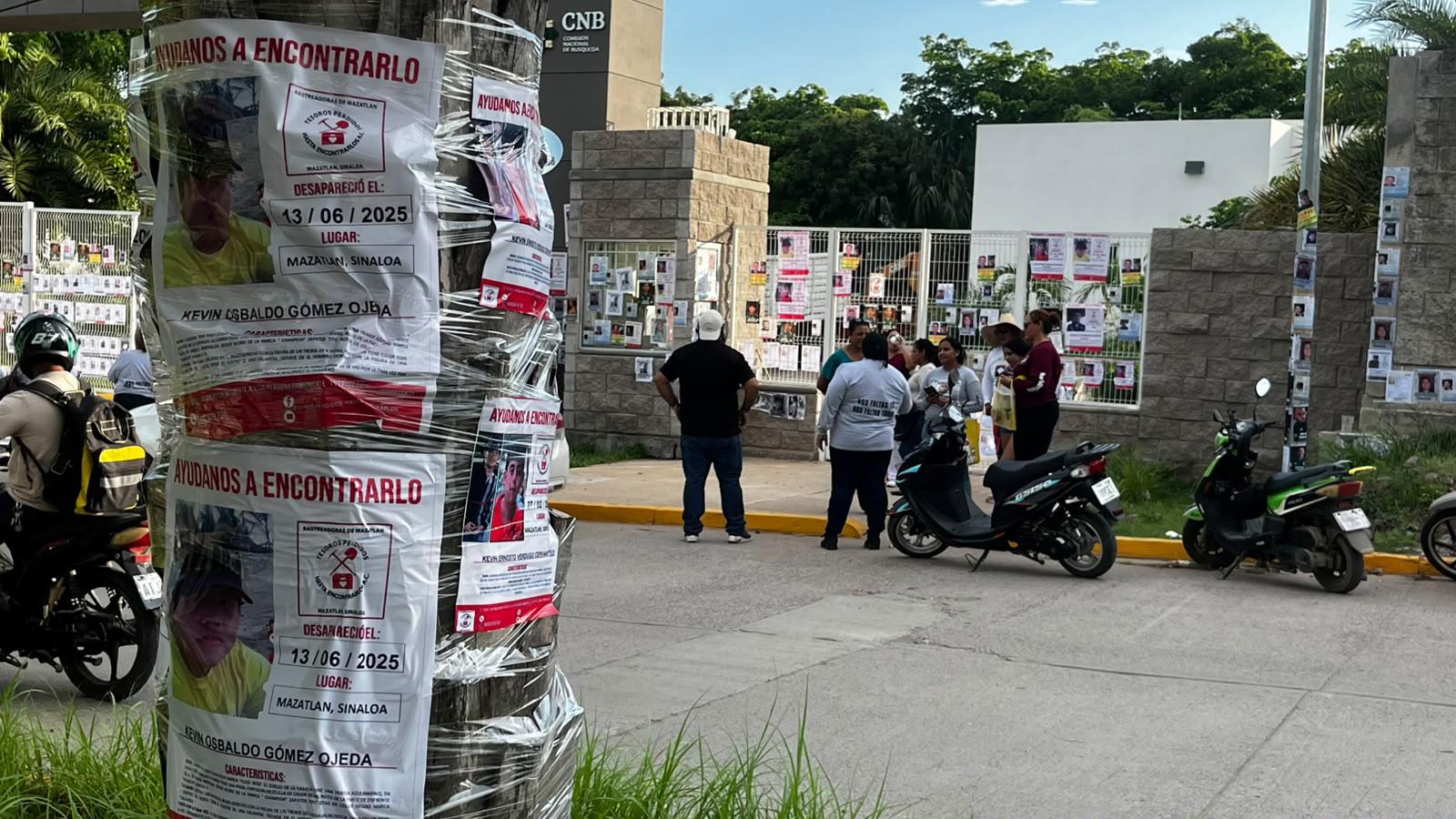 $!Colectivos de búsqueda colocan fichas para denunciar abandono del Centro de Identificación Humana en Mazatlán