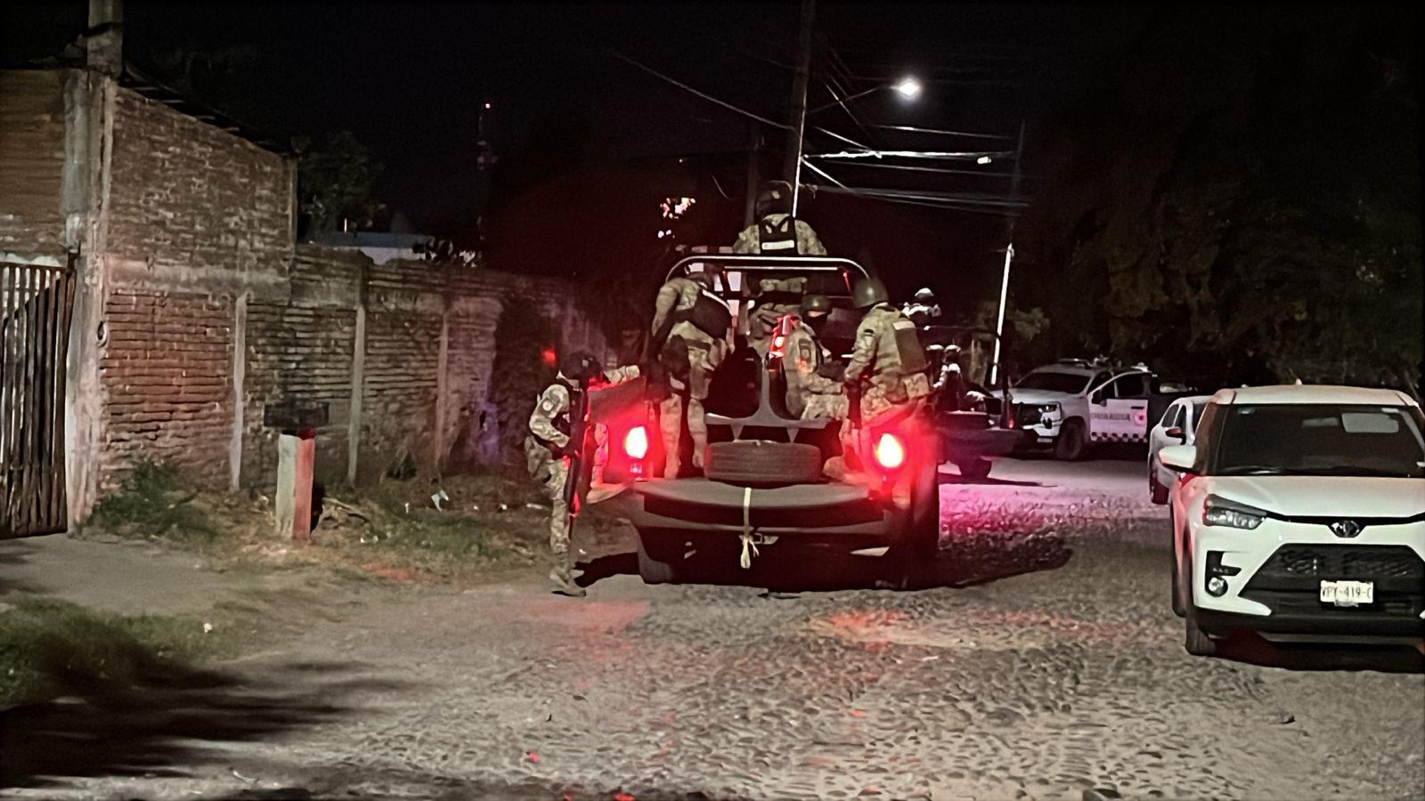 $!Irrumpen militares en domicilio de la colonia Tierra Blanca en Culiacán; mantienen calles cerradas