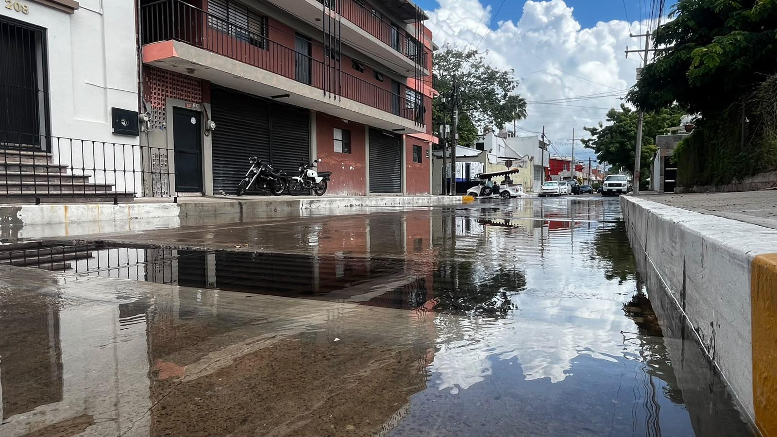 $!Oleaje golpea Olas Altas y deja humedad en el Malecón de Mazatlán