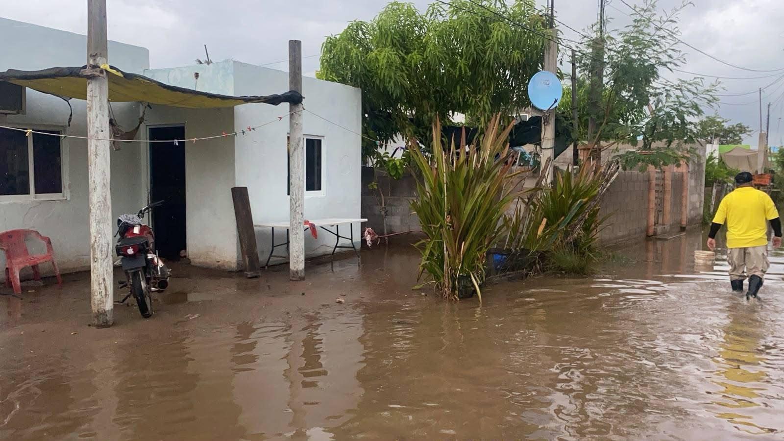 $!Se preparan para posible evacuación en Altata por marea alta y mar de fondo