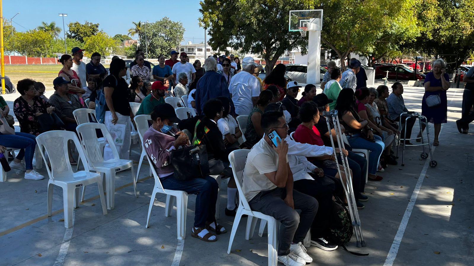 $!Realiza Club de Leones campaña de revisión de la vista y donación de lentes