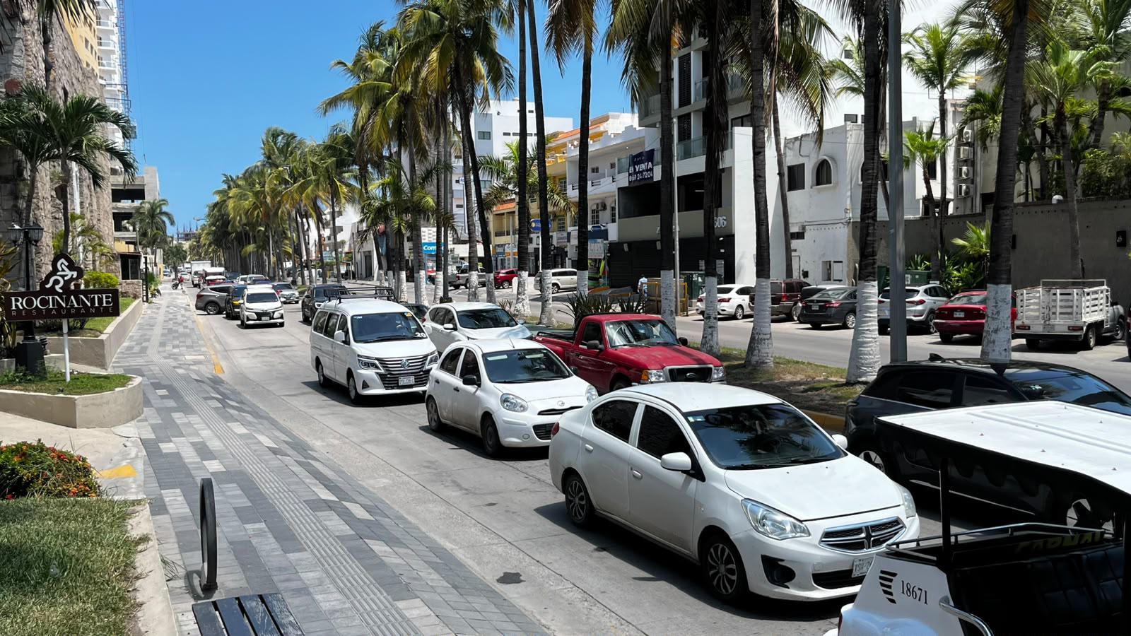$!Productores acuícolas protestan en zona turística de Mazatlán y toman Conapesca