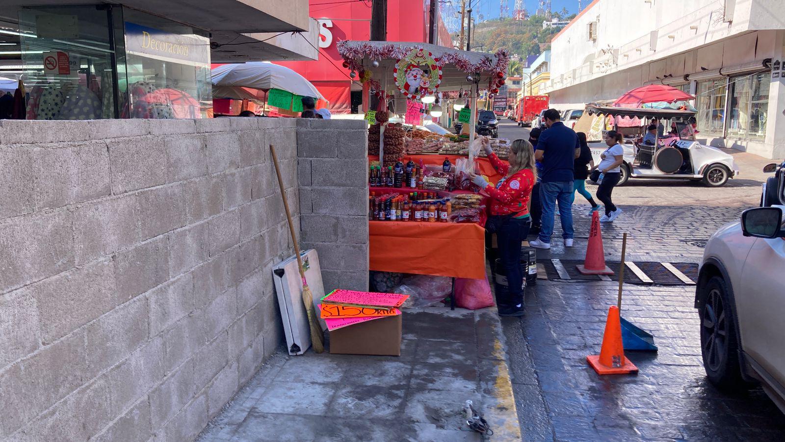 $!En incertidumbre, comerciantes del Centro de Mazatlán por obras en banqueta frente al mercado