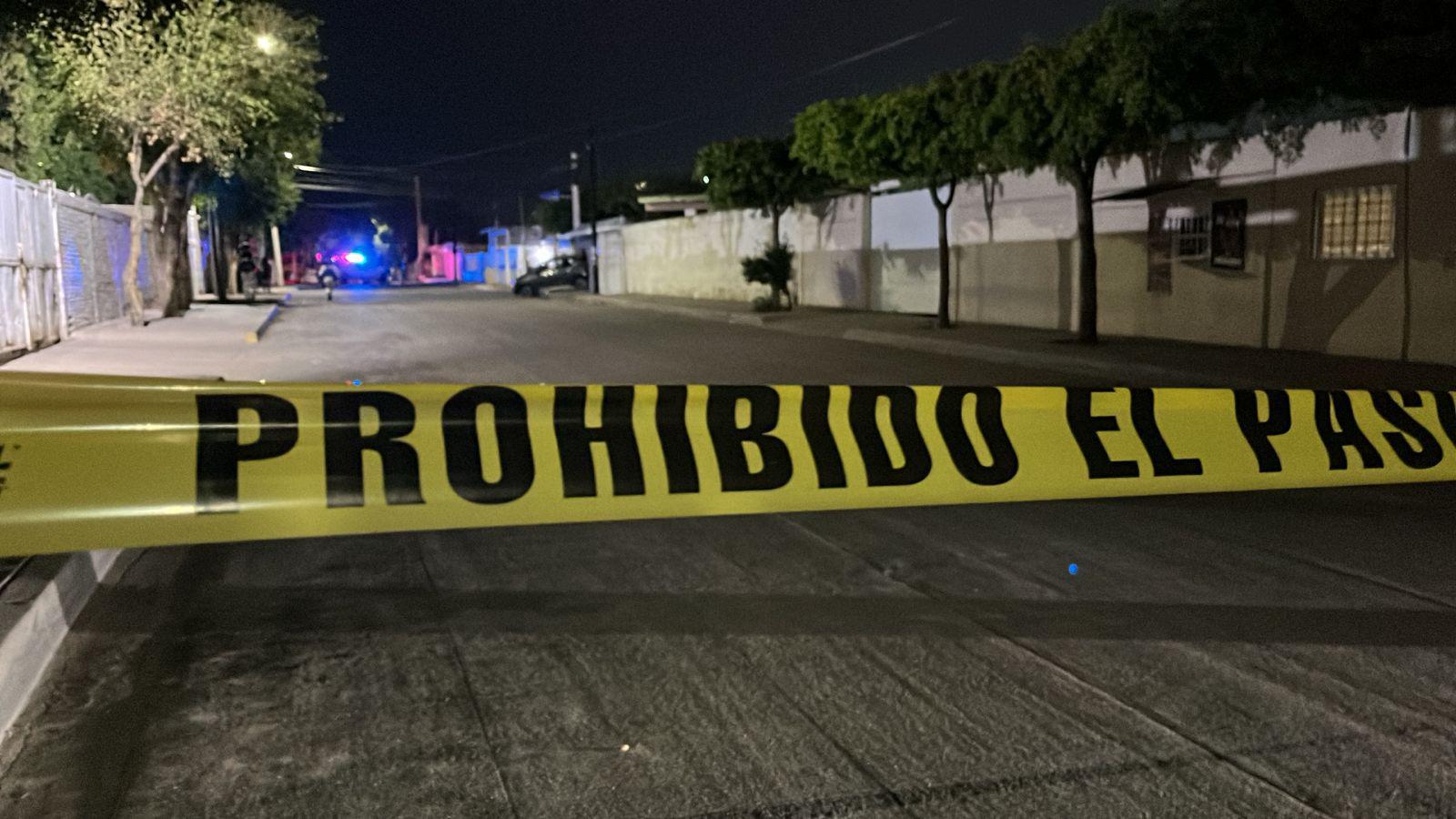 $!Abandonan vehículo baleado y estrellado contra un domicilio de la 21 de Marzo, en Culiacán