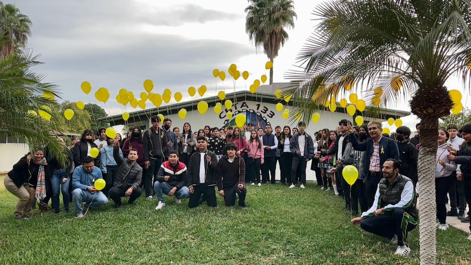 $!Alumnos del CBTA 133 lanzaron globos amarillos al cielo.