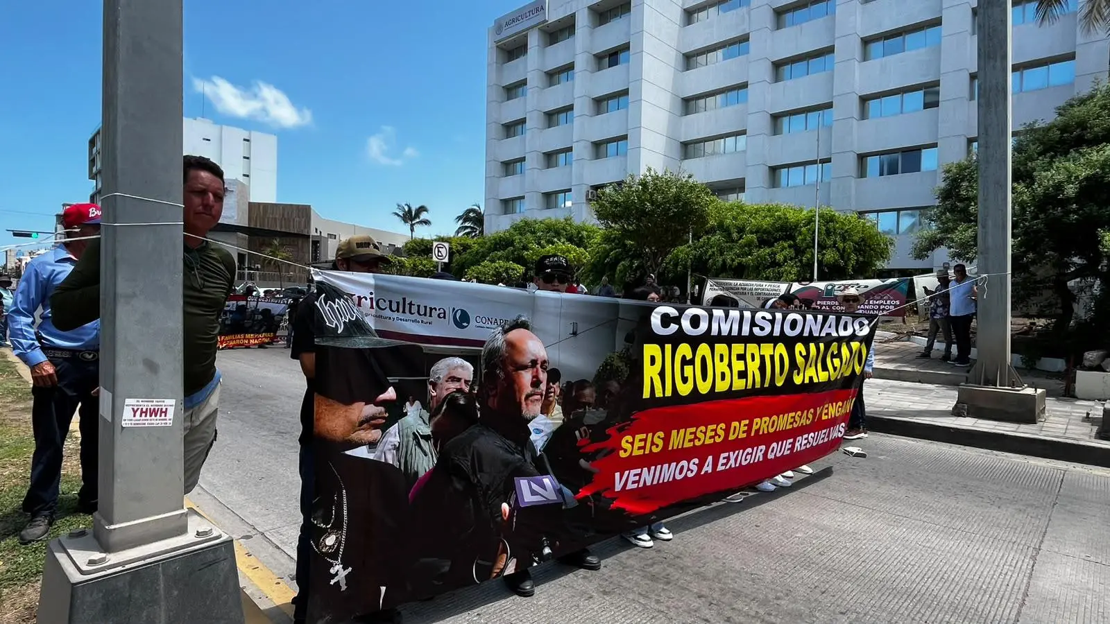 $!Productores acuícolas protestan en zona turística de Mazatlán y toman Conapesca