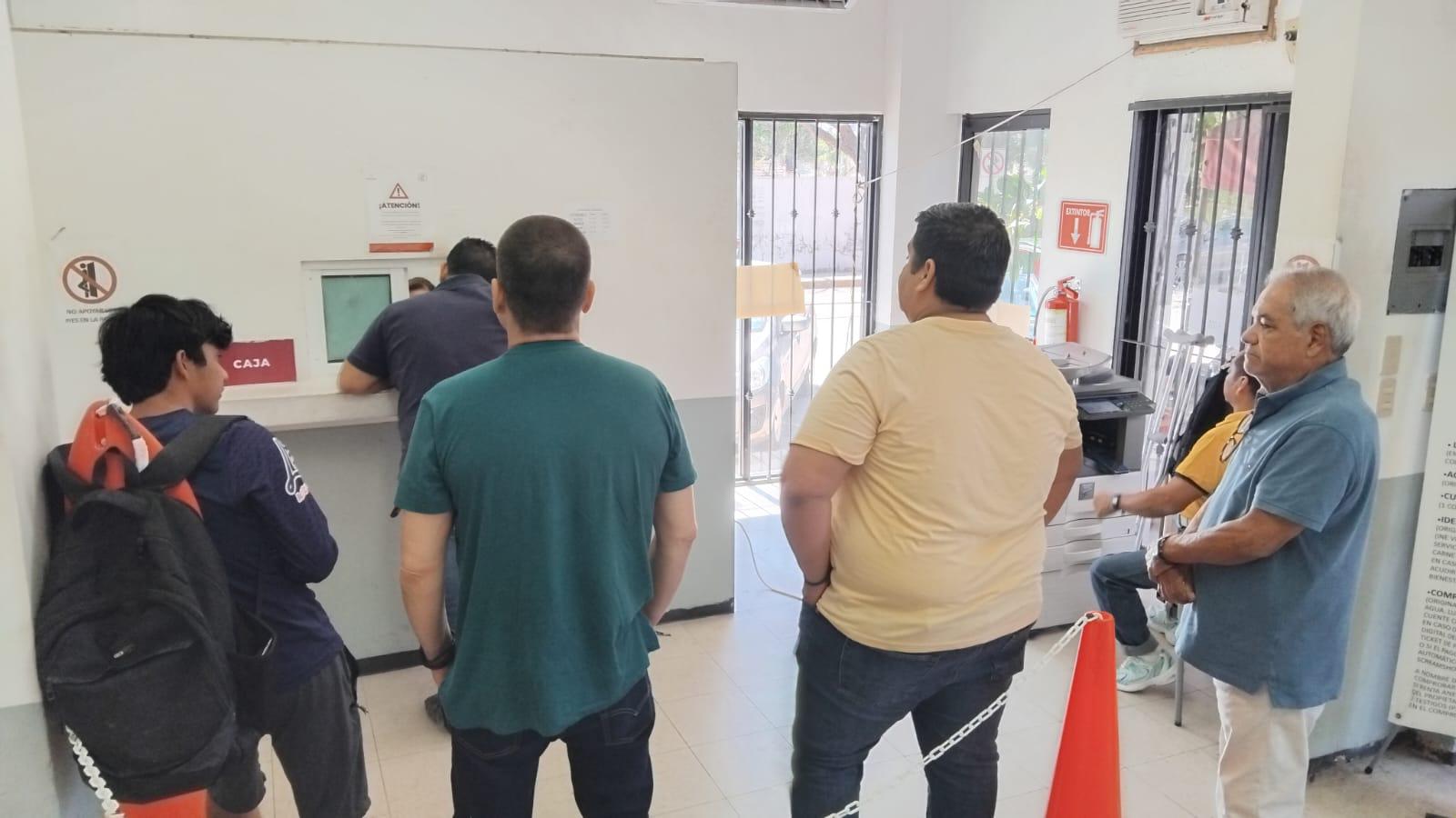 $!Registran oficinas de Gobierno gran afluencia de gente para trámites vehiculares y de licencia permanente