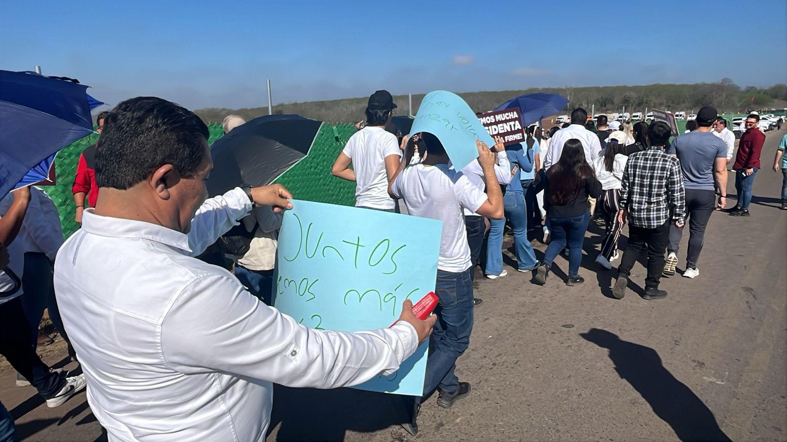 $!A pie y en camiones llegan funcionarios y trabajadores de Gobierno del Sinaloa a evento de Sheinbaum en Culiacán