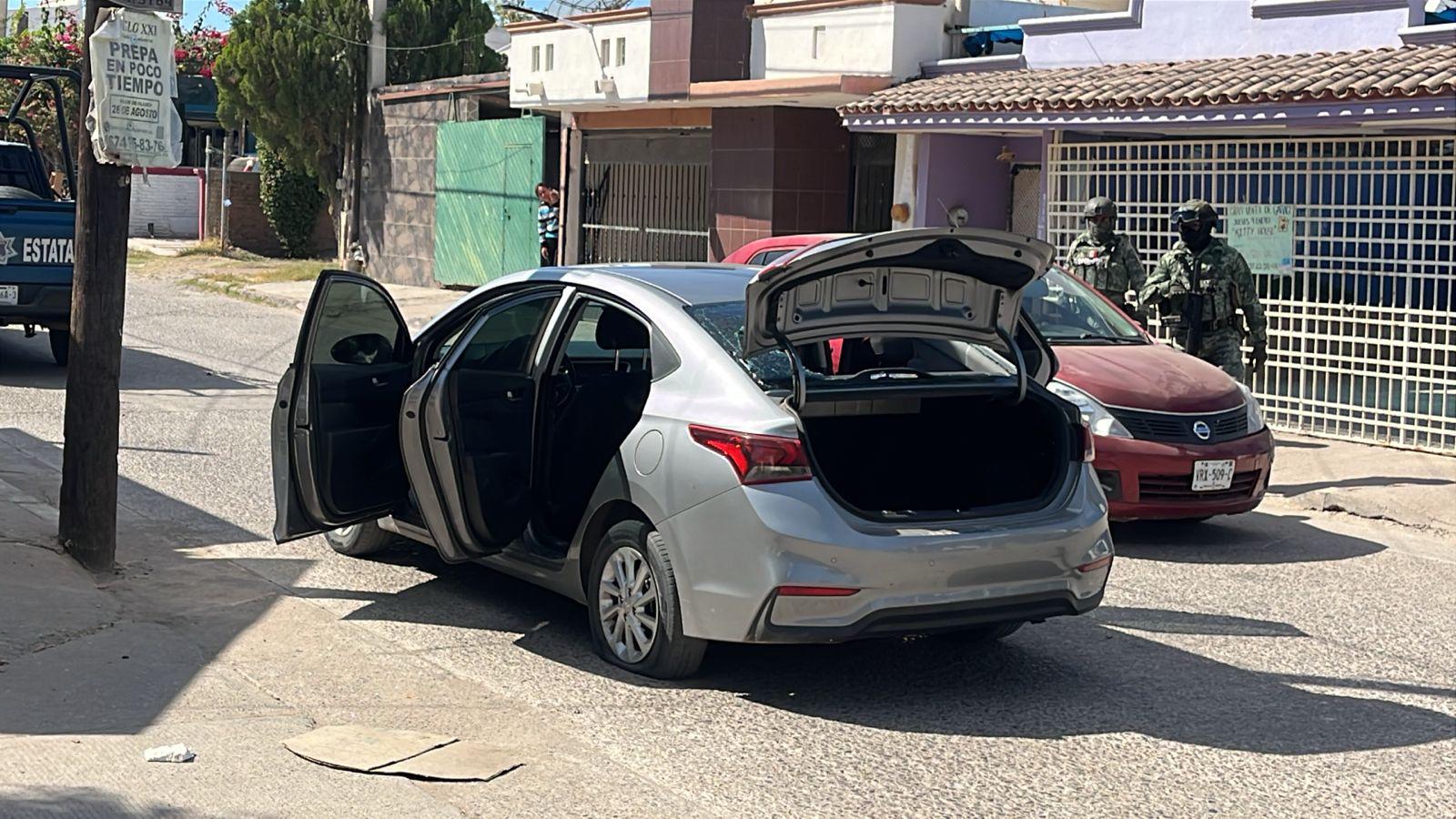 $!Balean dos vehículos tras una persecución en distintas colonias de Culiacán