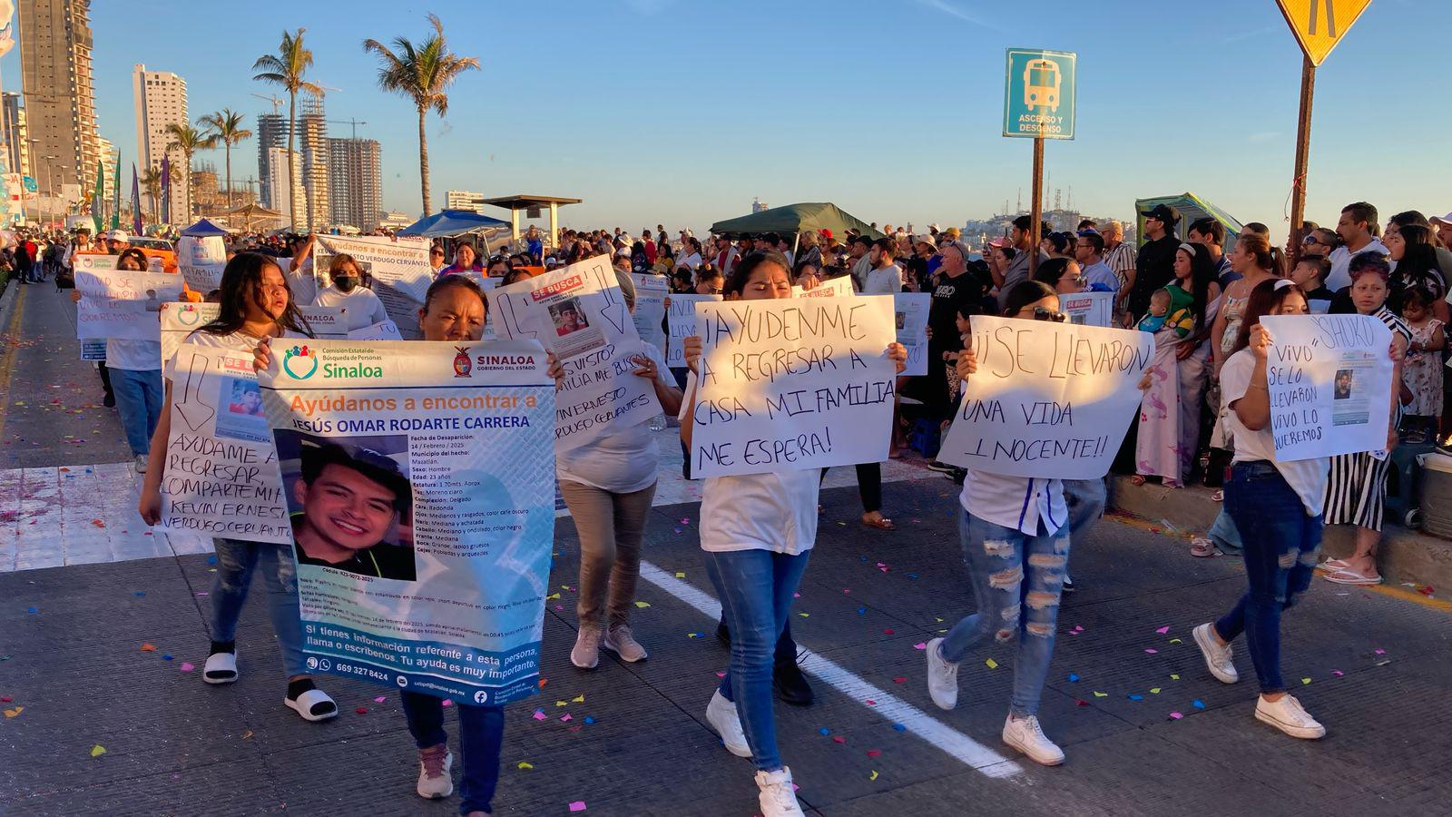 $!Familiares de desaparecidos participan en la avanzada del desfile del Carnaval de Mazatlán