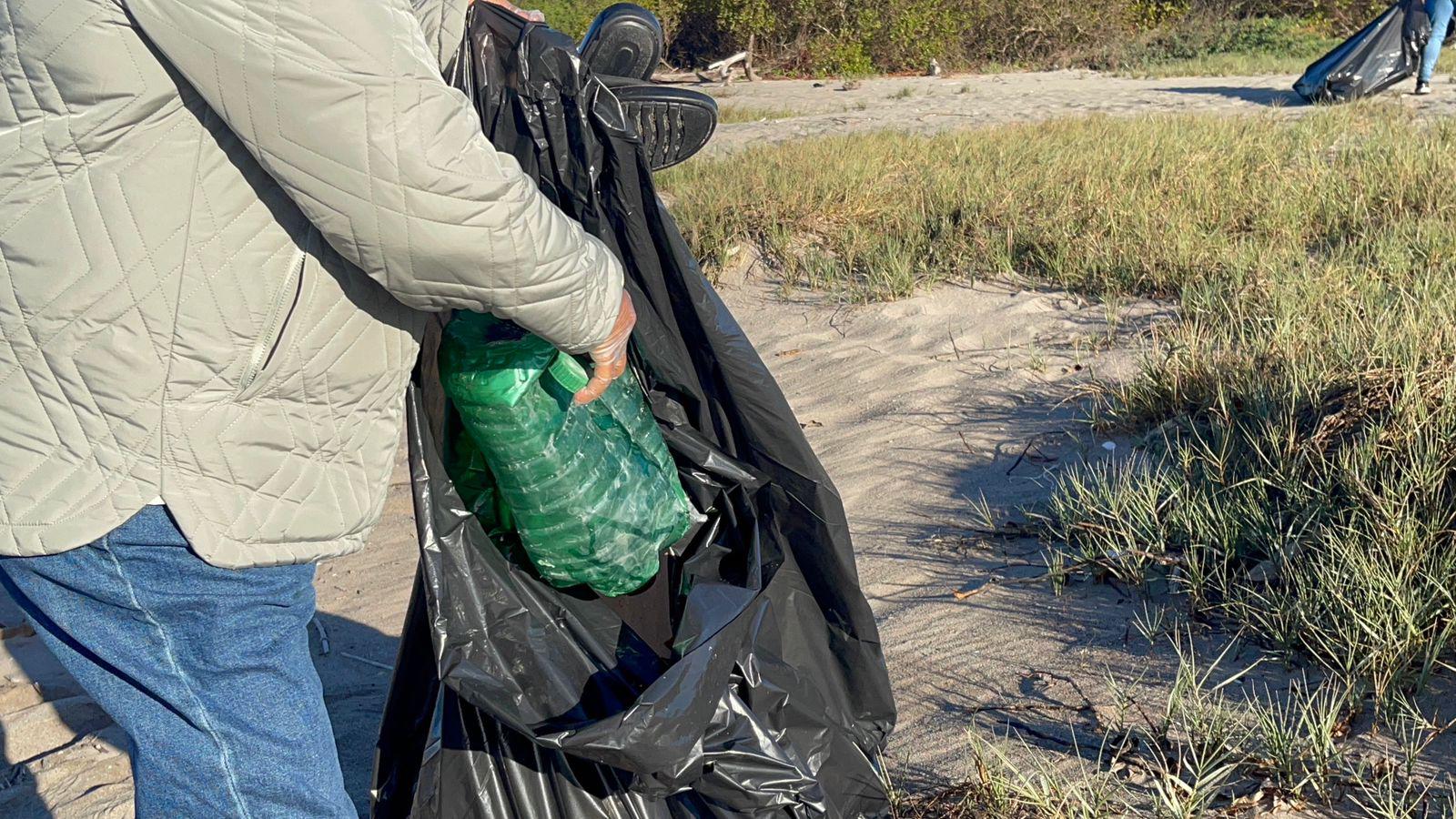 $!Ecología realiza jornada de limpieza en playa en Chametla previo a Semana Santa