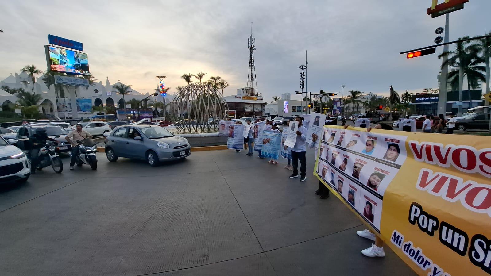 $!Familias de desaparecidos convierten el malecón de Mazatlán en espacio de protesta y memoria