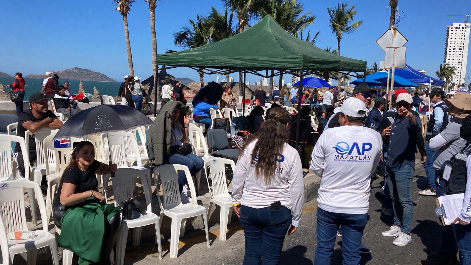 $!Llegan miles de personas al paseo costero para ver el primer desfile del Carnaval