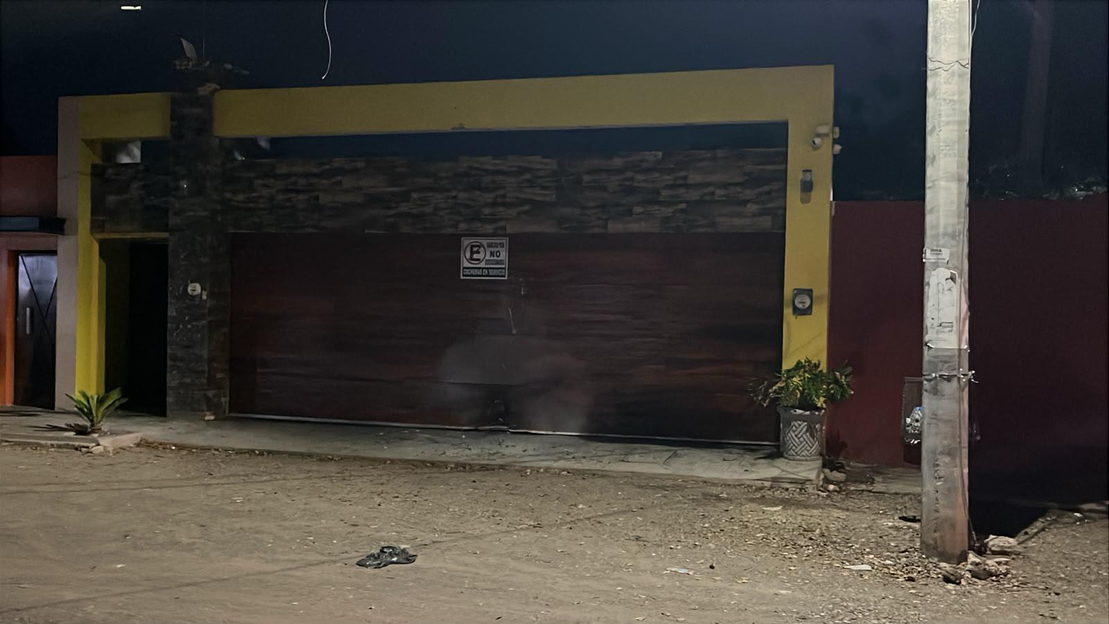 $!Atacan portón de una casa con explosivo en el sector Mercado de Abastos, al sur de Culiacán