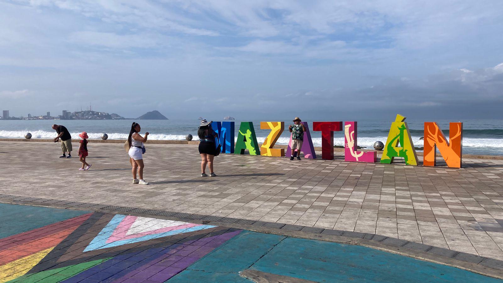 $!Luce lleno de basura el acceso a la playa y zonas aledañas a las Letras de Mazatlán