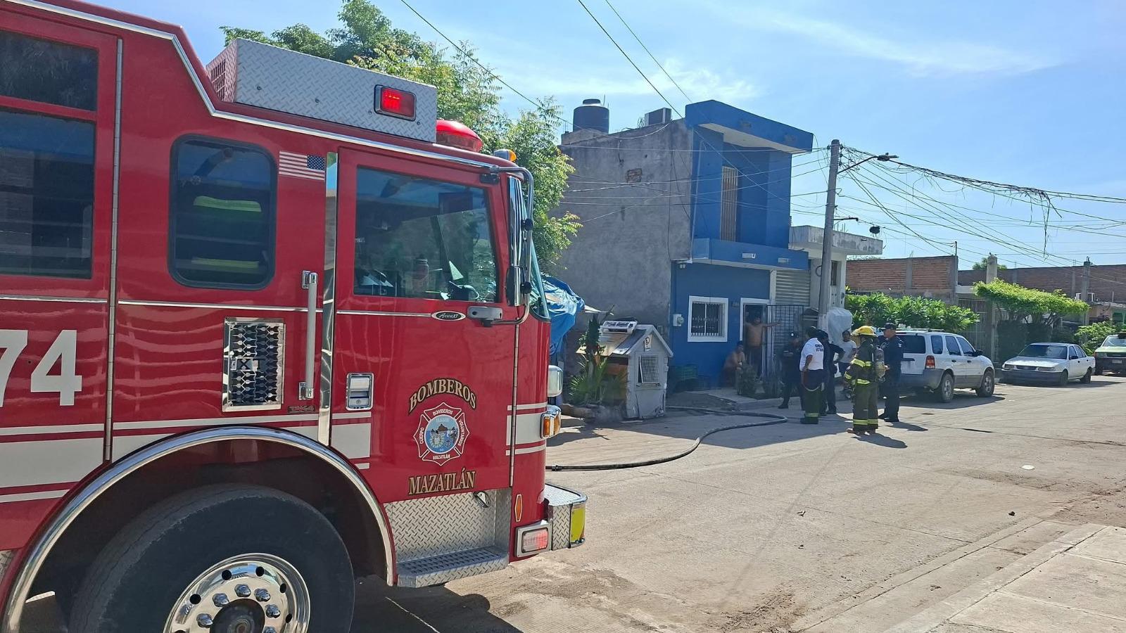 $!Consume fuego una vivienda de madera en la colonia Allende, en Mazatlán