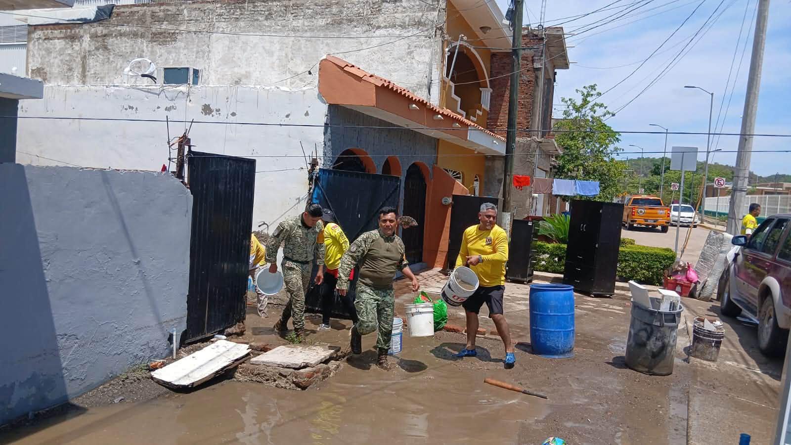 $!Rescatan y auxilian a familias tras fuertes lluvias en Mazatlán