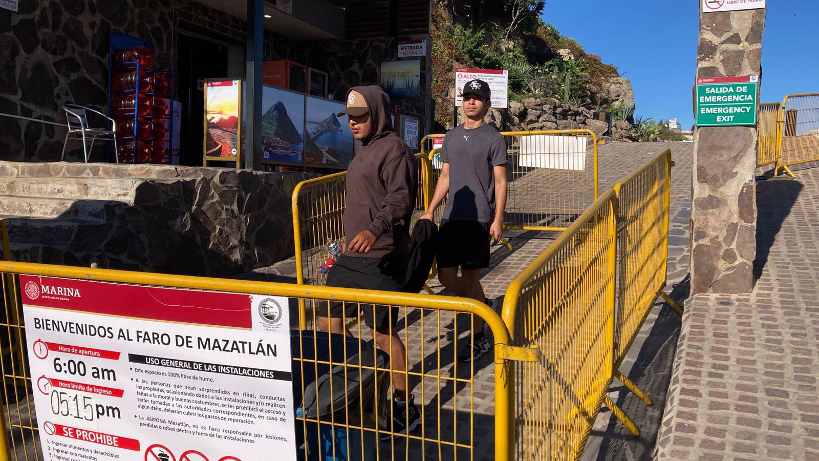 $!Decenas disfrutan la subida al Faro Mazatlán en domingo fresco