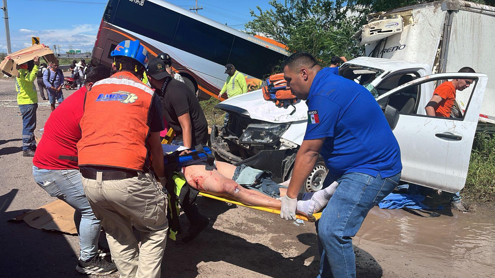 $!Muere conductor en choque entre autobús y tráiler en Costa Rica, Sinaloa