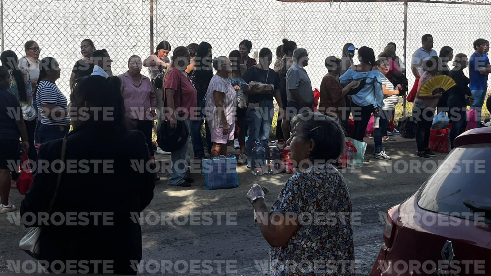 $!Hacen fila cerca de 300 personas para visitar a internos del Penal de El Castillo