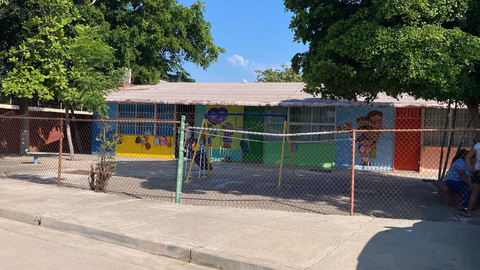 $!Dan banderazo de inicio de barda perimetral en Jardín de Niños en El Castillo