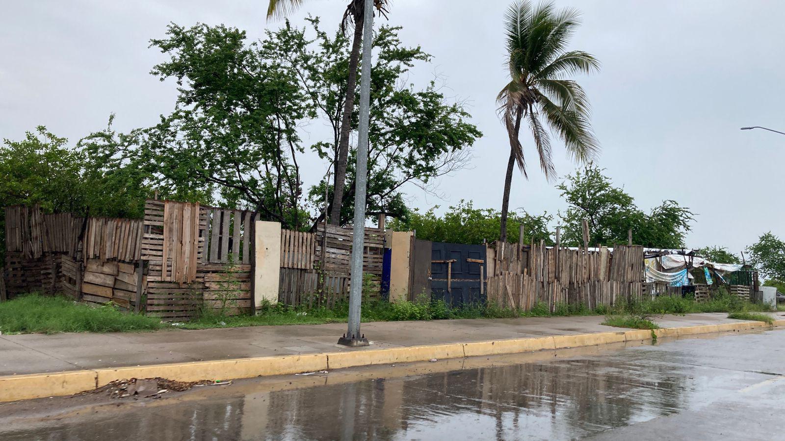 $!Permanece basura estancada a orillas del Estero del Infiernillo, en Mazatlán