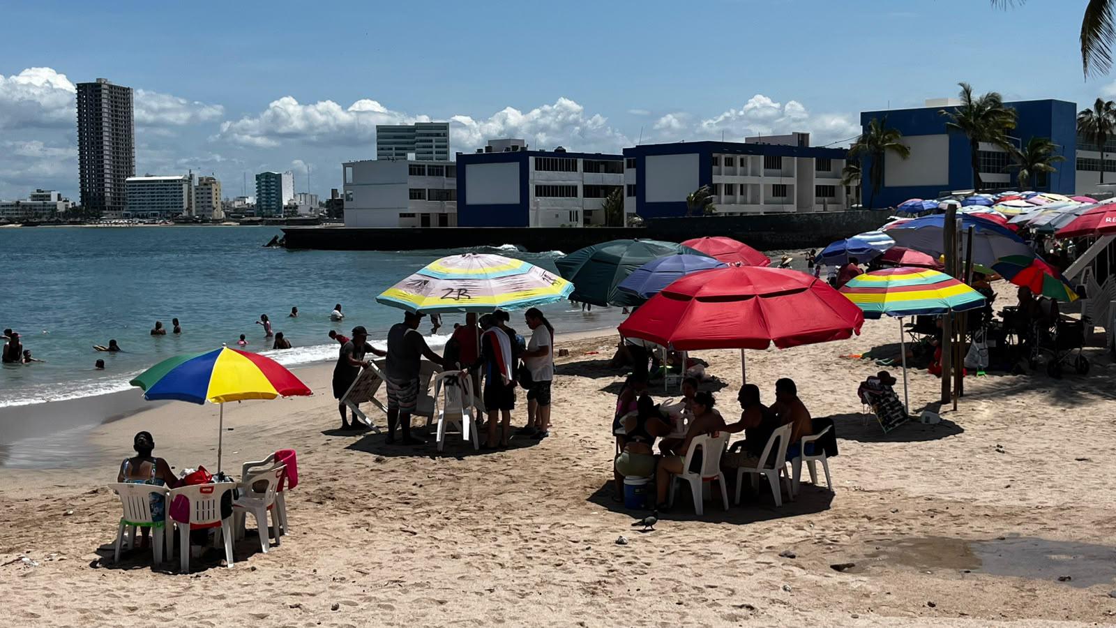 $!Reaparecen sombrillas en Playa Pinitos tras operativo de ordenamiento