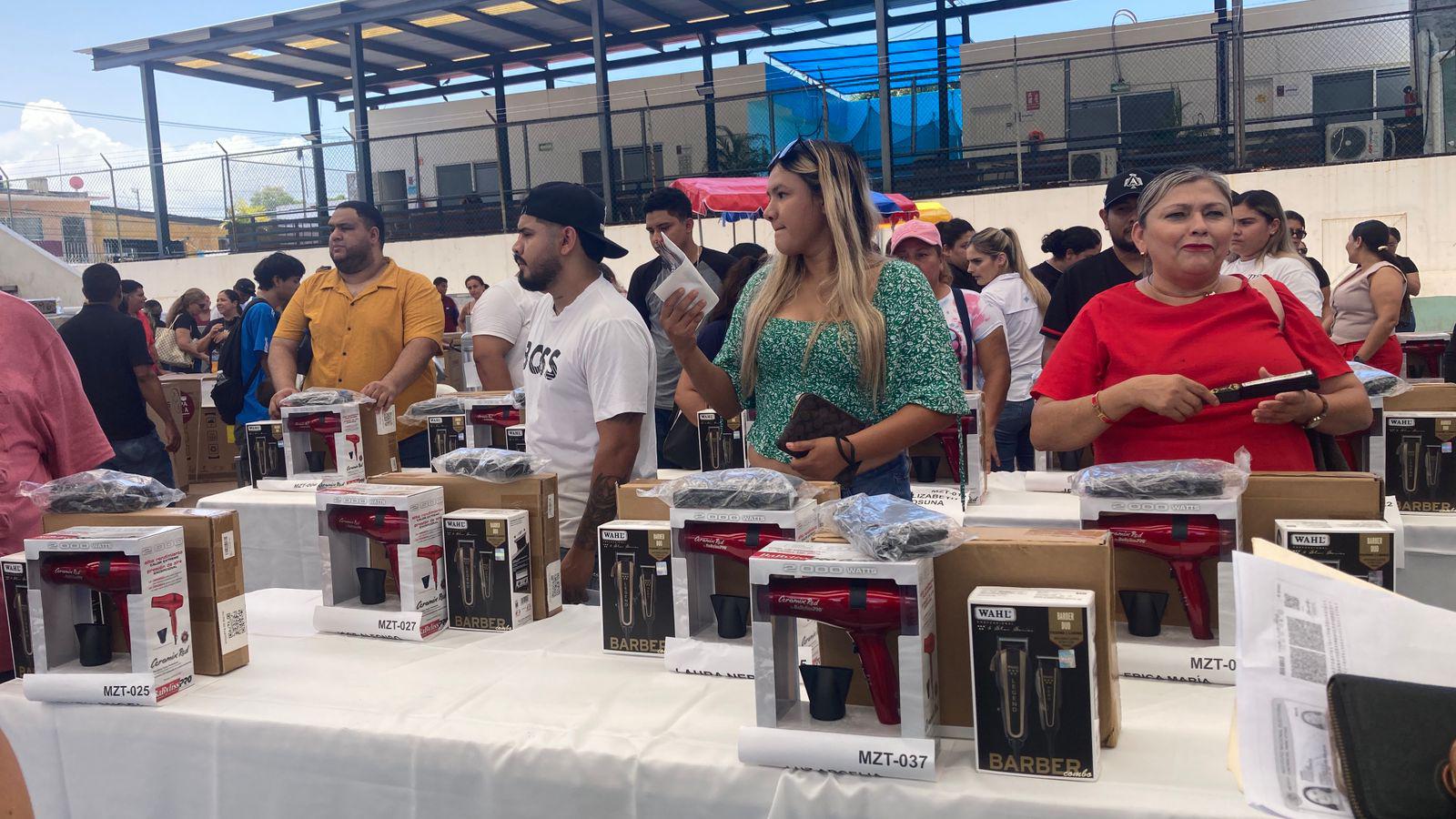 $!Entregan más de 140 equipos productivos a emprendedores de Mazatlán