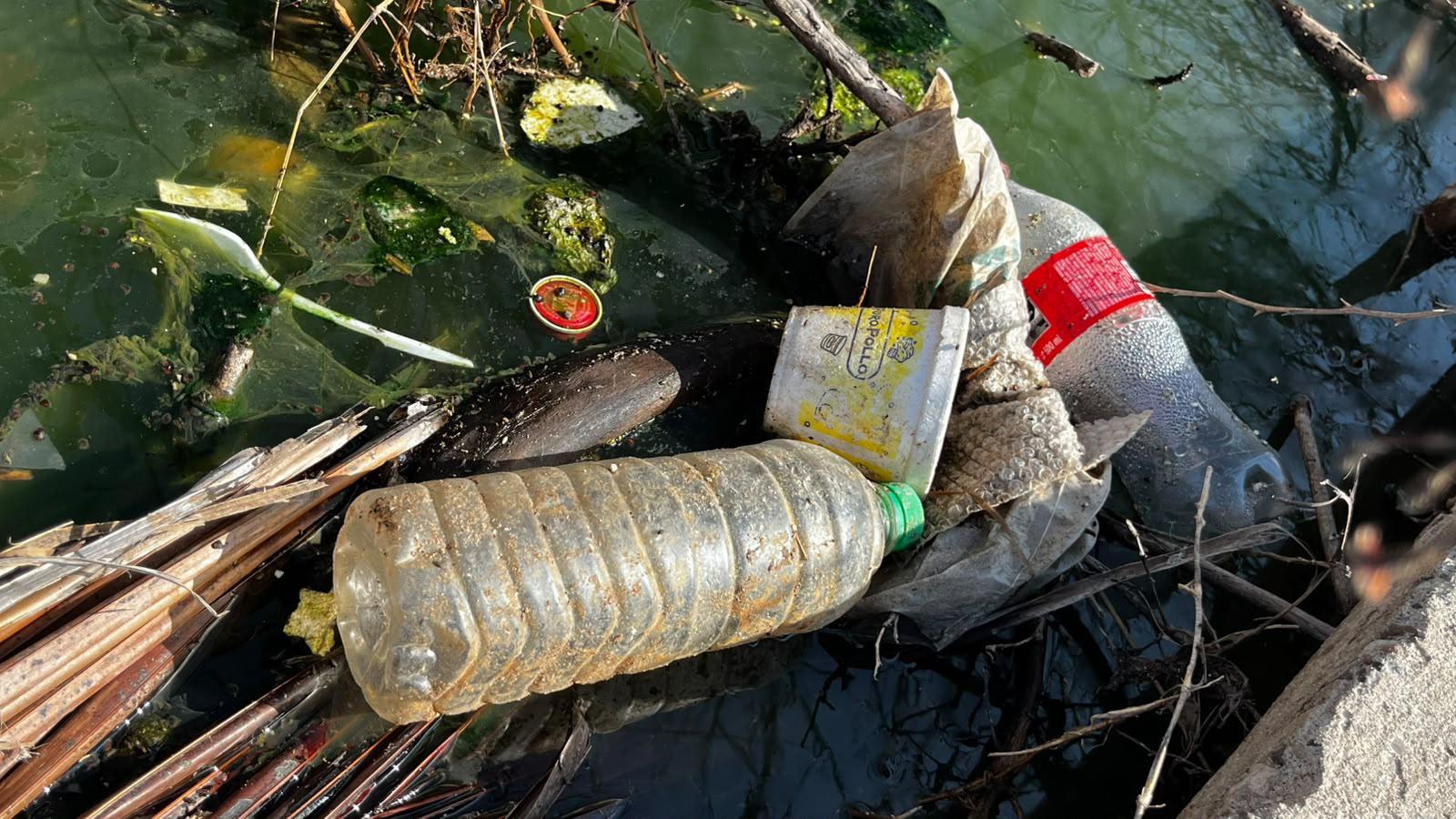 $!Continúa fuga de drenaje que contamina desde hace una semana el Estero del Yugo