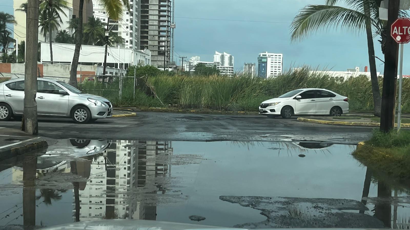 $!Desfogan agua de la Avenida Insurgentes tras limpieza del ducto de la Laguna del Camarón, pero brotan los baches
