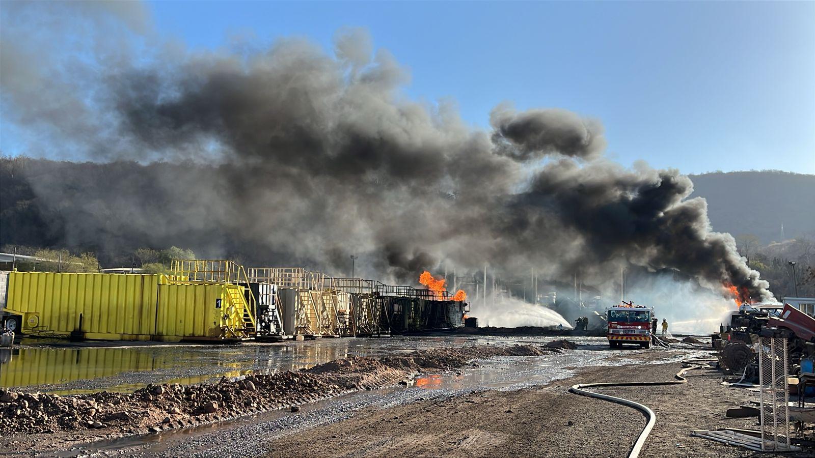 $!Incendio arrasa con contenedores en planta de diésel al sur de Culiacán