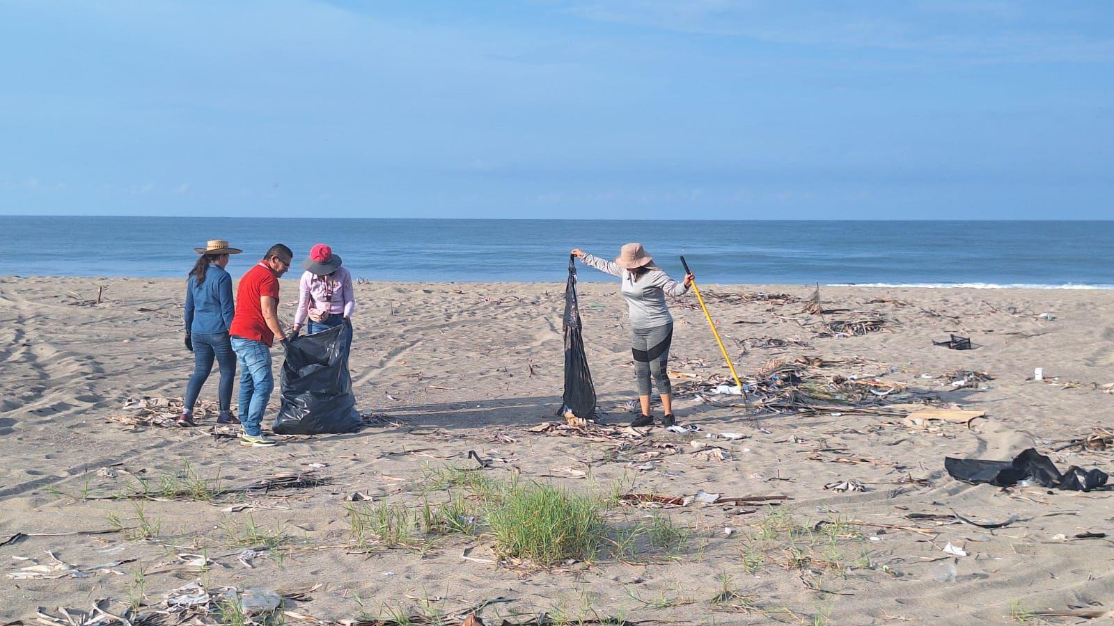 $!Llevan a cabo jornada de limpieza en la playa Las Cabras, en Escuinapa