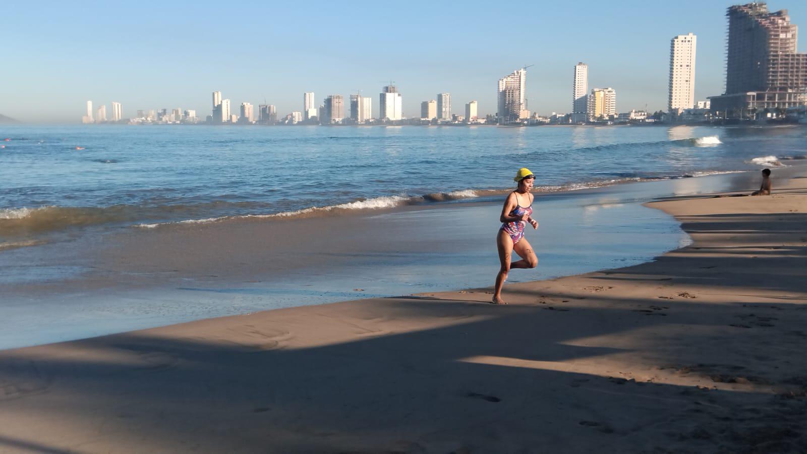 $!Mazatlán vibra con más de 100 nadadores en Playa Norte
