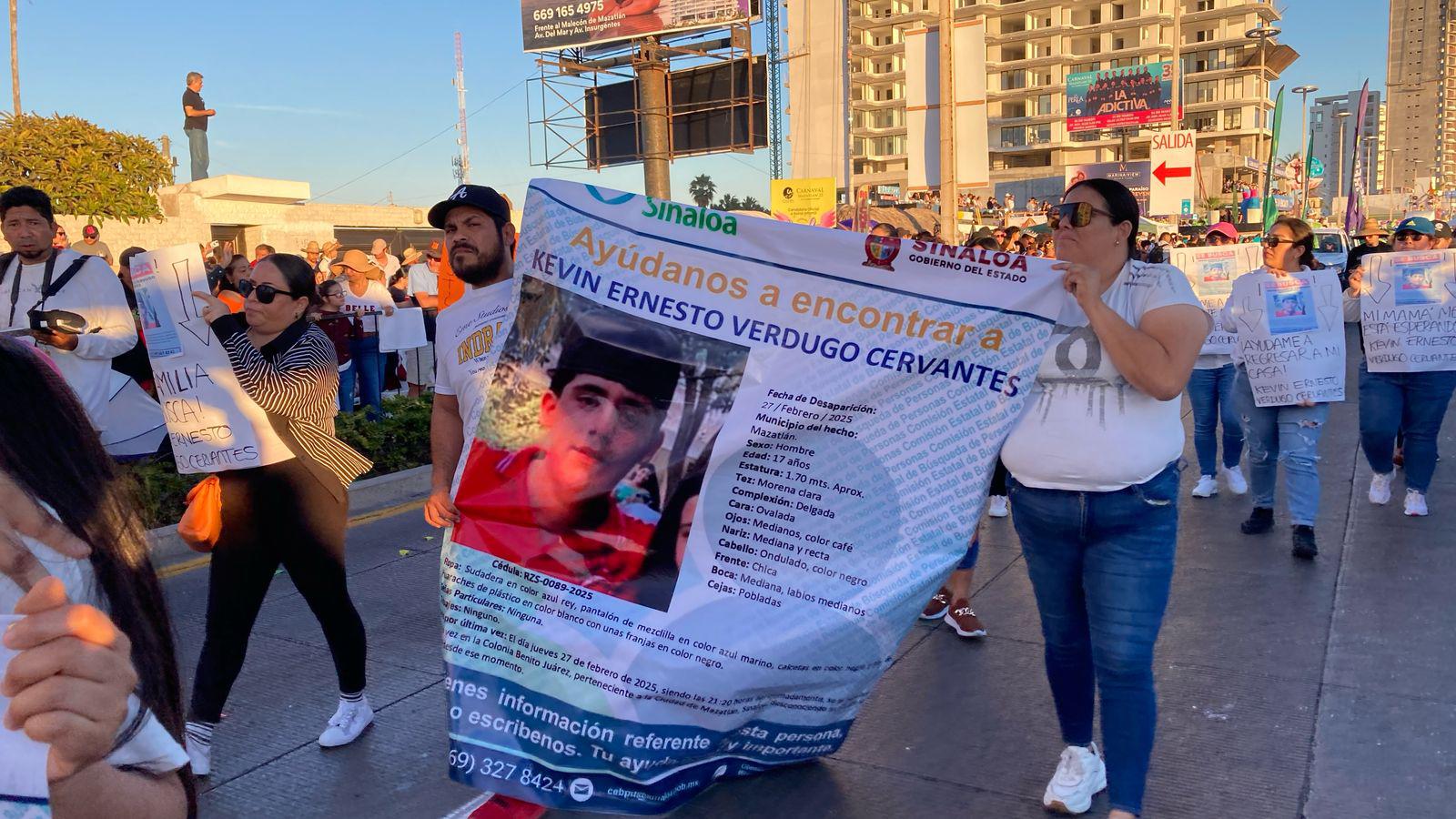 $!Familiares de desaparecidos participan en la avanzada del desfile del Carnaval de Mazatlán