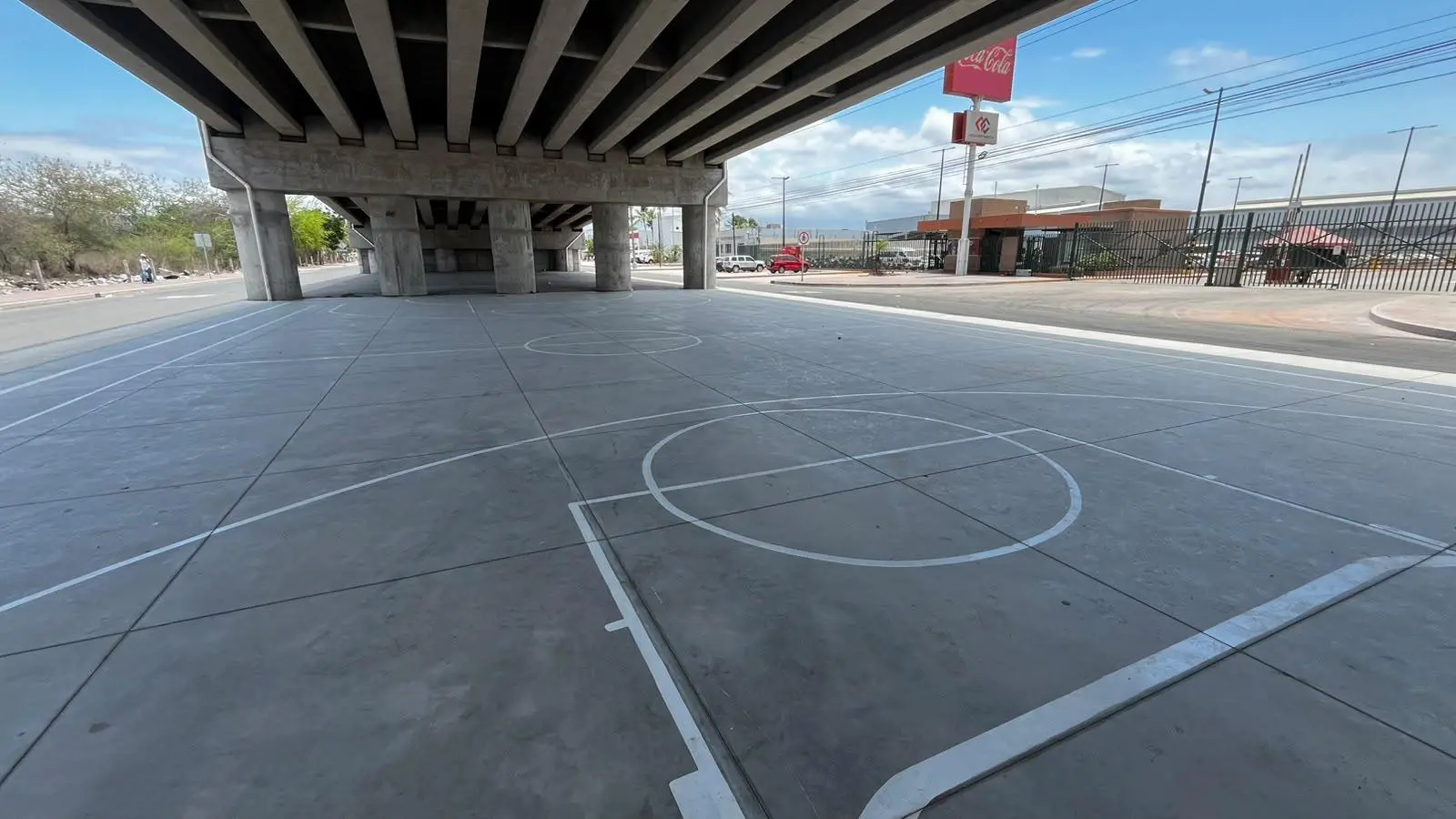 $!Avanzan instalación de canchas de futbol debajo del paso superior México 15 y Pérez Escobosa