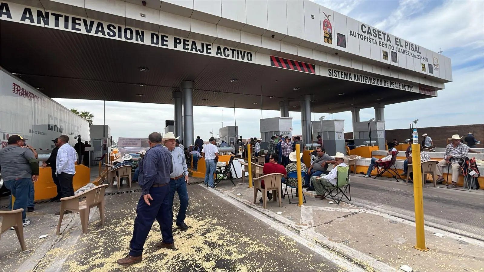 $!Cumple 24 horas protesta de agricultores en caseta El Pisal; mantienen paso libre pero analizan bloquear