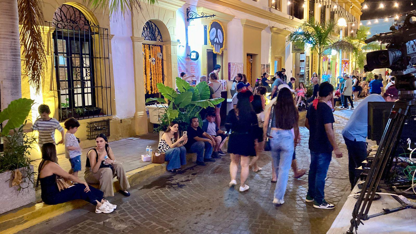 $!Mazatlecos comienzan a llenar el Centro Histórico para celebrar el Día de Muertos