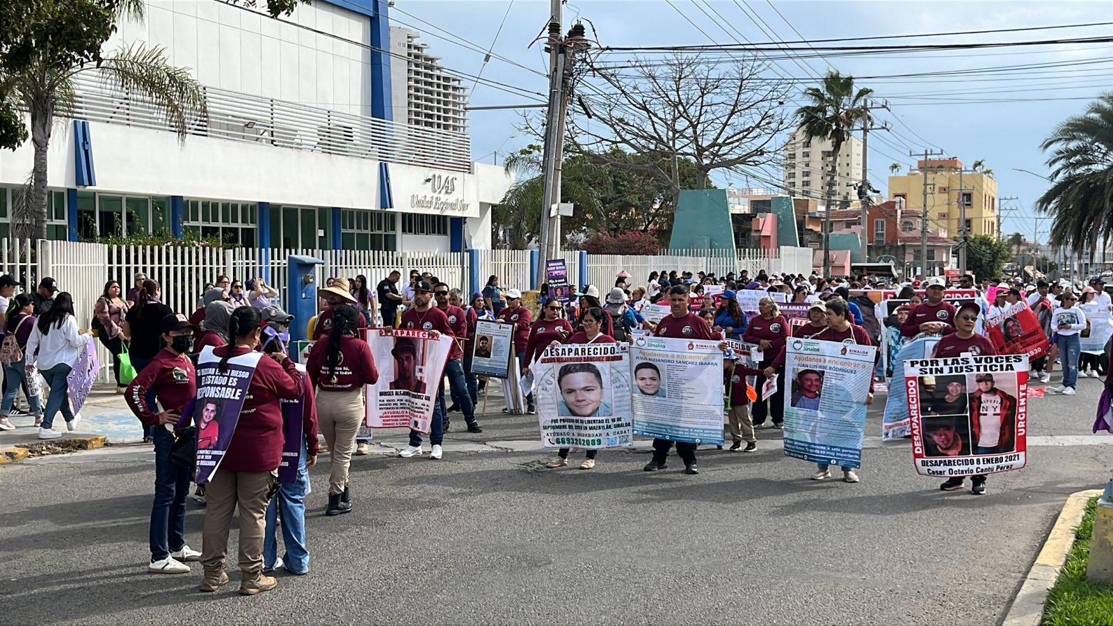 $!‘Hijo, escucha, tu familia está en la lucha’: colectivos de búsqueda participan en la Marcha 8M, en Mazatlán