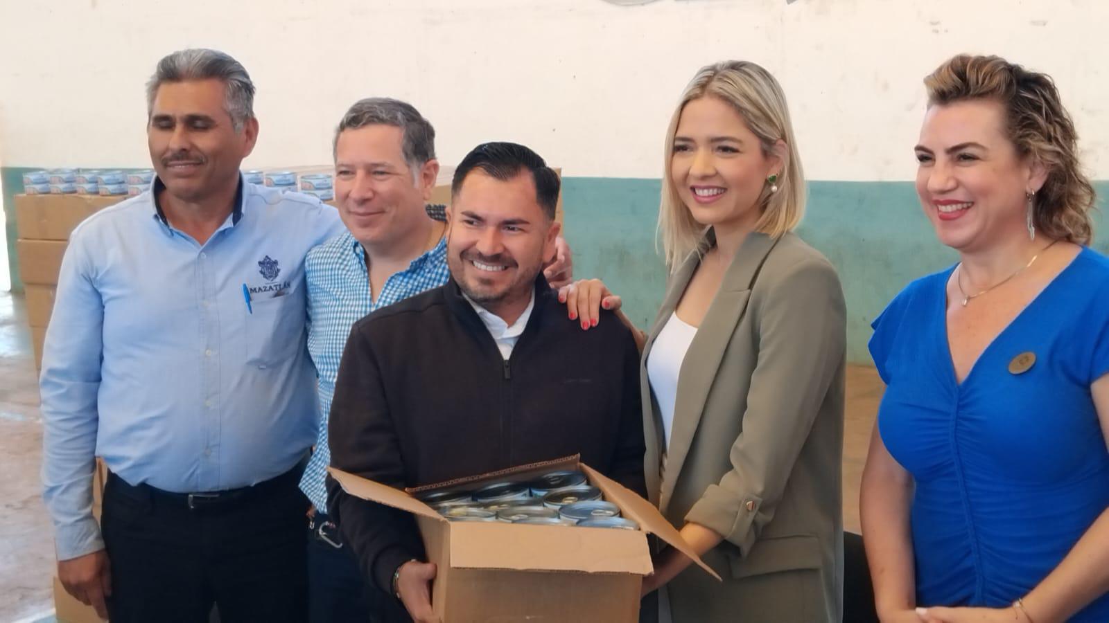 $!Entregan 10 toneladas de Latas de Atún a personas de la zona rural de Mazatlán