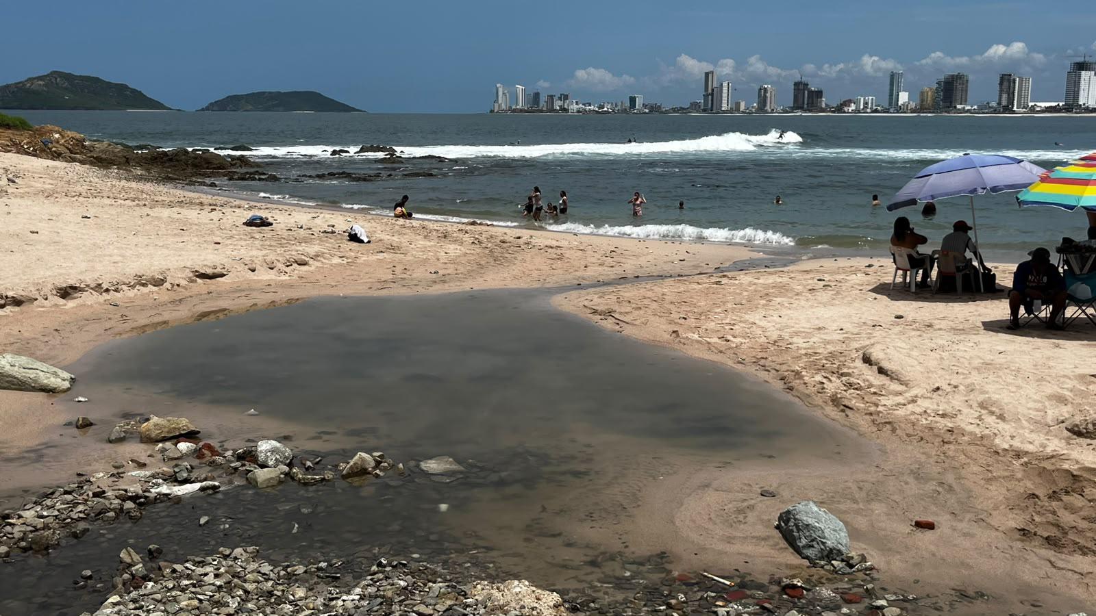 $!Disfrutan bañistas entre aguas negras y menos saturación de Playa Pinitos