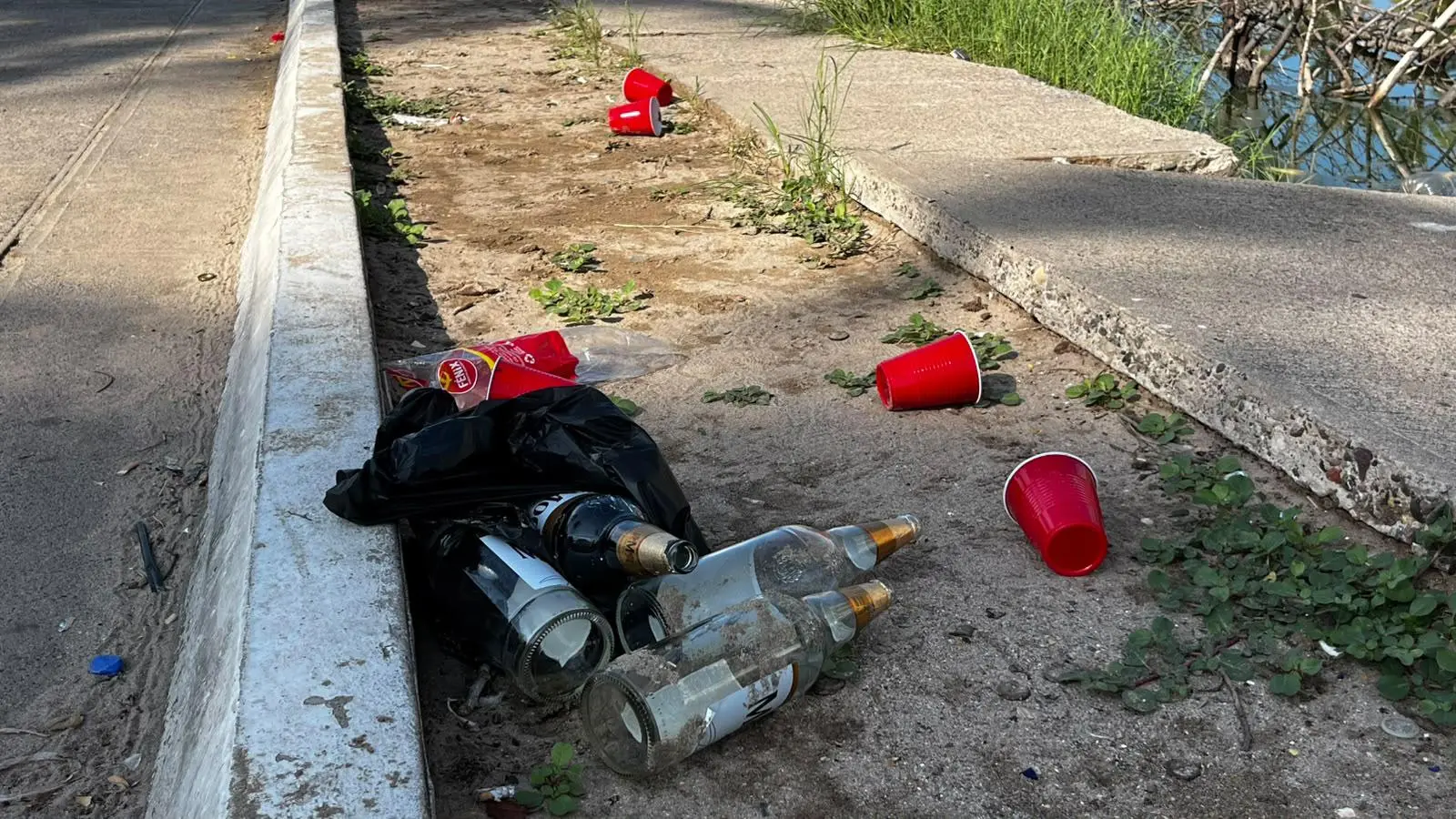 $!Continúa fuga de drenaje que contamina desde hace una semana el Estero del Yugo