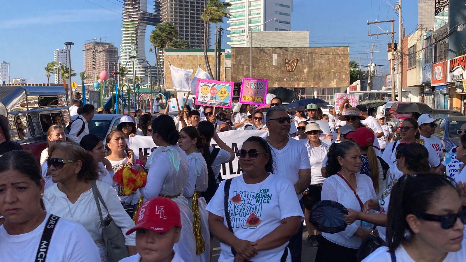 $!Creyentes participan en marcha para promover la paz y la espiritualidad en Mazatlán