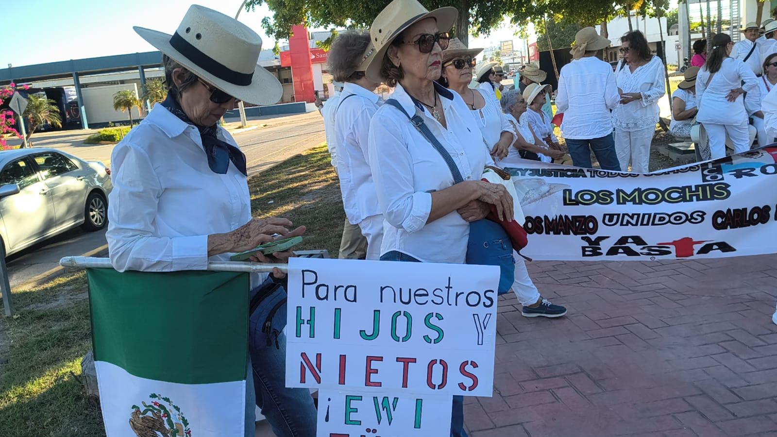 $!Jóvenes marchan en Los Mochis por la paz; exigen destitución de Claudia Sheinbaum y Rocha Moya