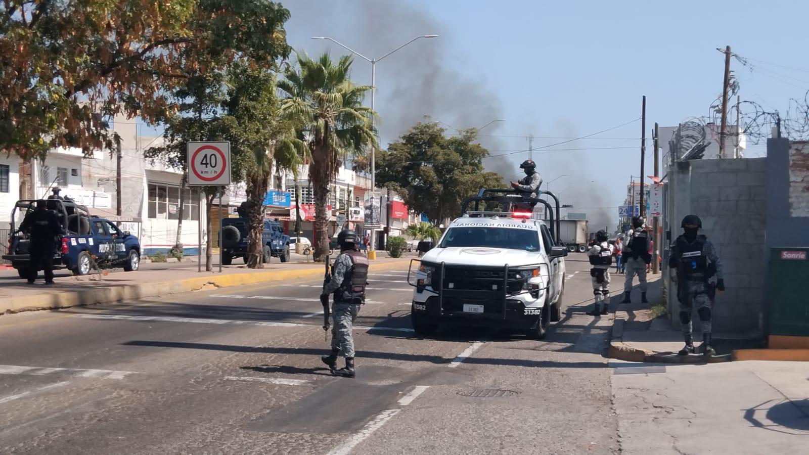 $!Se resguardan familias y cierran negocios en Villa Unión, tras quema de vehículos y bloqueo carretero