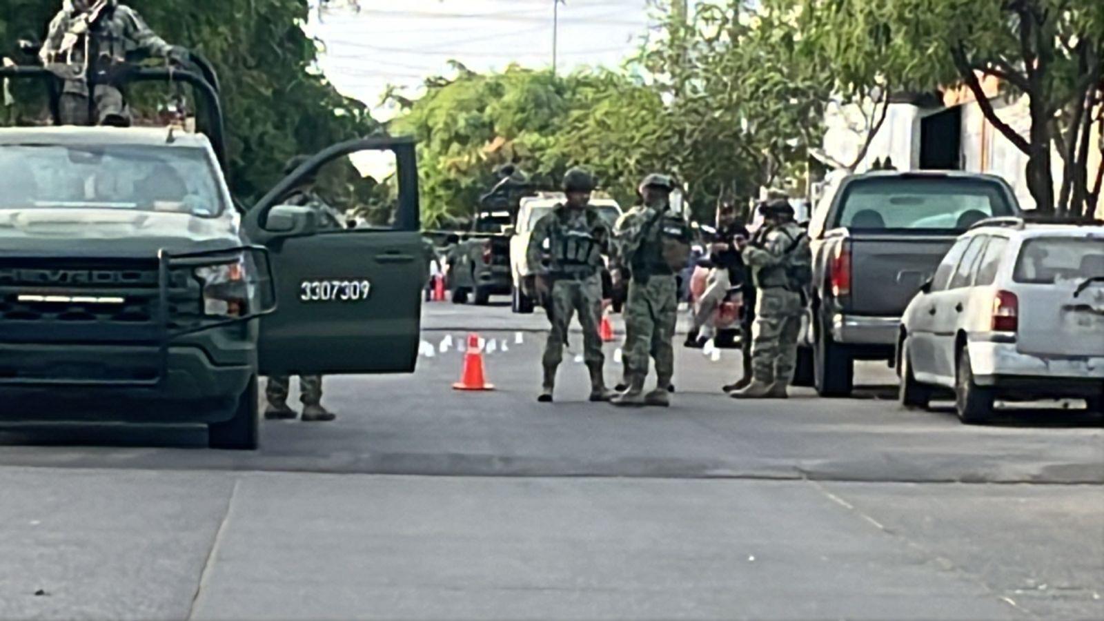 $!Balean una casa, la vandalizan y queman carro en su interior, en la colonia Libertad, en Culiacán