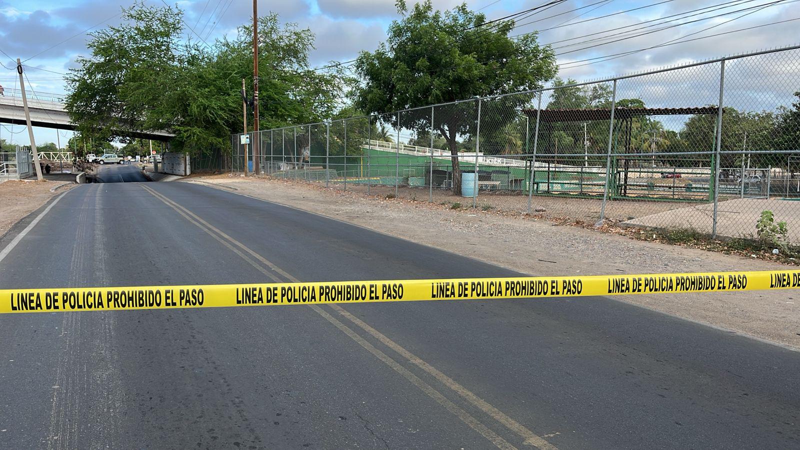 $!Hallan cuerpo con mensaje clavado en la espalda bajo el puente Rolando Arjona